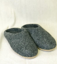 Load image into Gallery viewer, WOOL SLIPPERS

